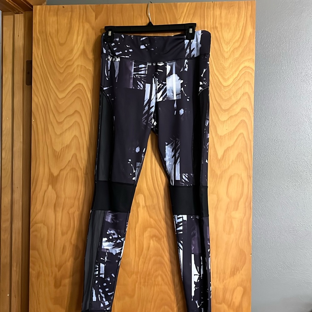 Athletic Leggings size medium  black and gray color